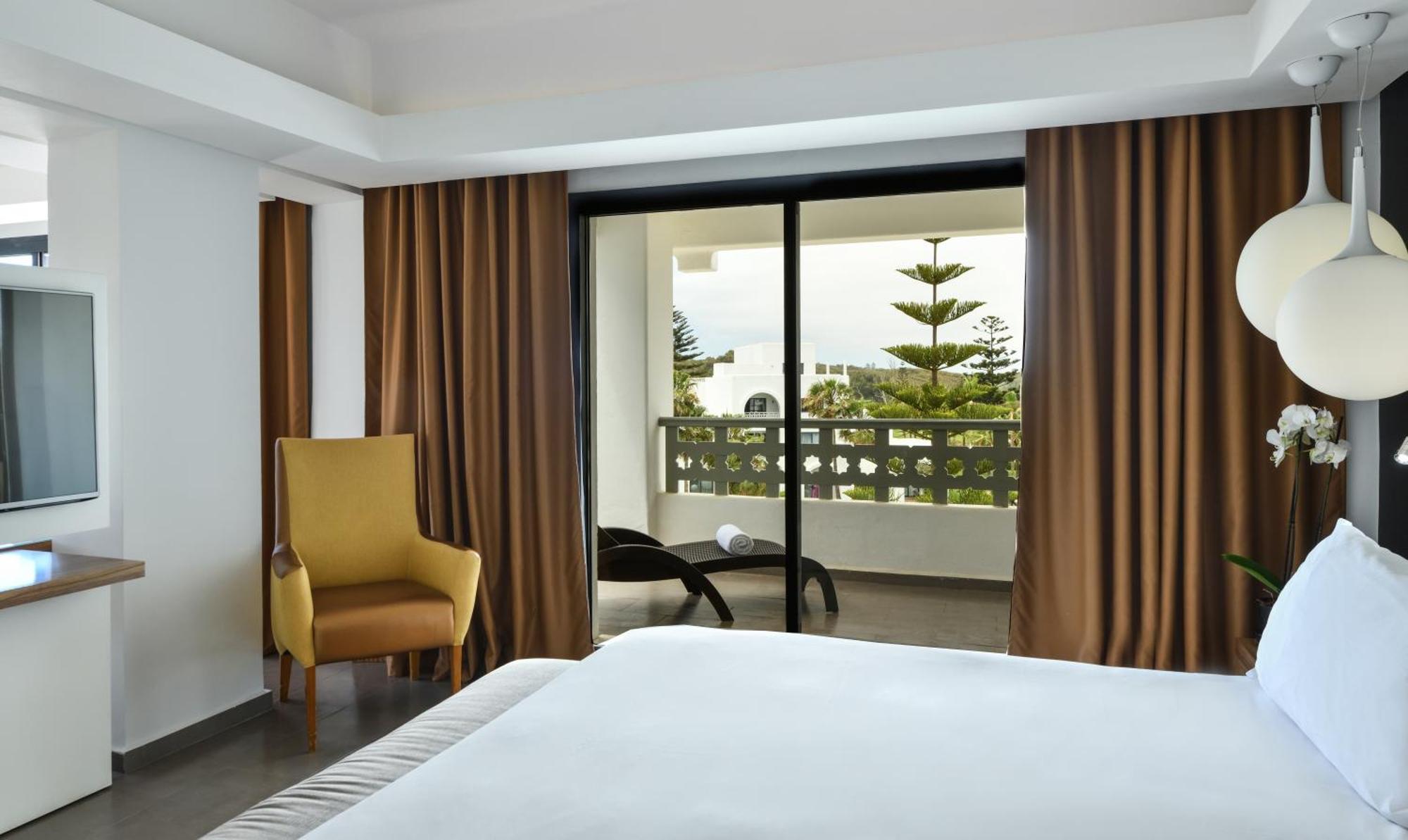 Pullman Mazagan Royal Golf & Spa El Jadida Εξωτερικό φωτογραφία A bedroom with a sliding door