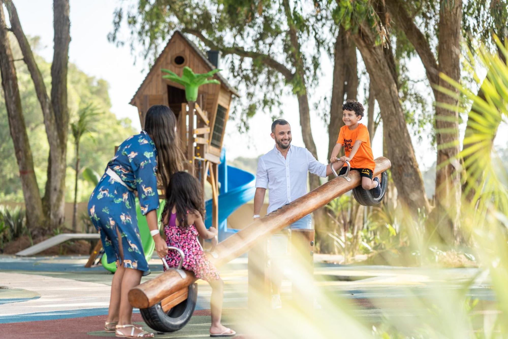 Pullman Mazagan Royal Golf & Spa El Jadida Εξωτερικό φωτογραφία Family playing in the park