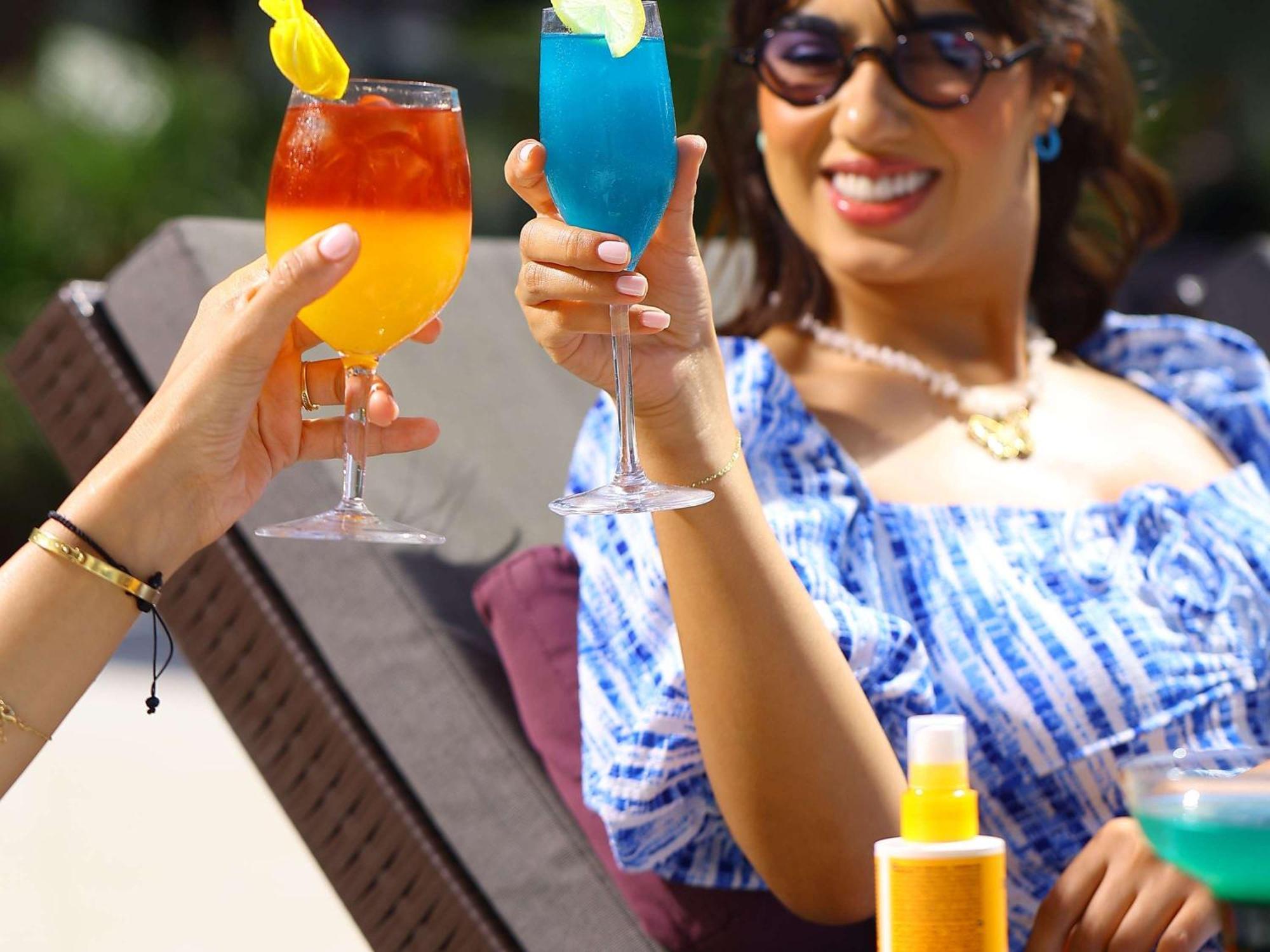 Pullman Mazagan Royal Golf & Spa El Jadida Εξωτερικό φωτογραφία A woman drinking cocktails